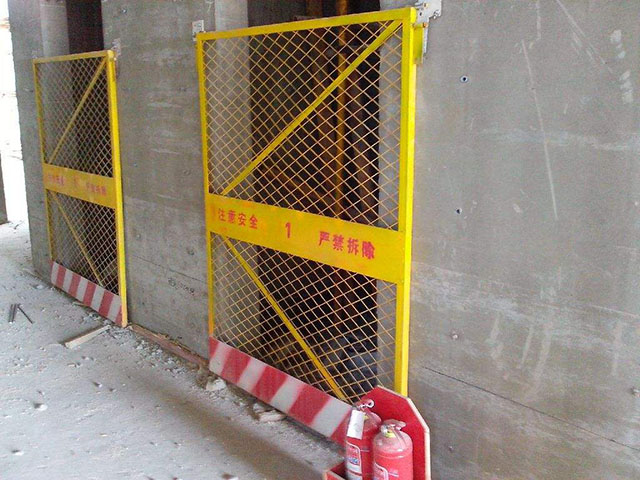 施工電梯防護門
