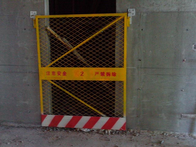 鋼板網電梯防護門